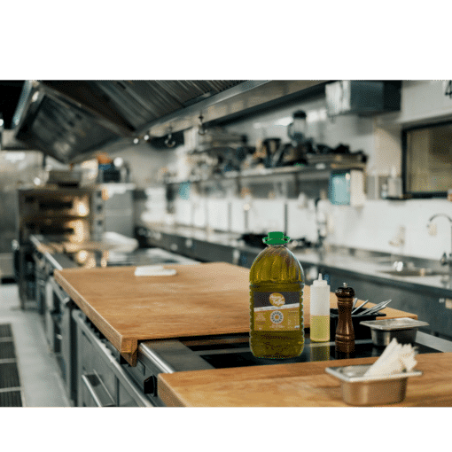Aceite de oliva Virgen Extra Reinos de Taifas 5L en la cocina de un restaurante
